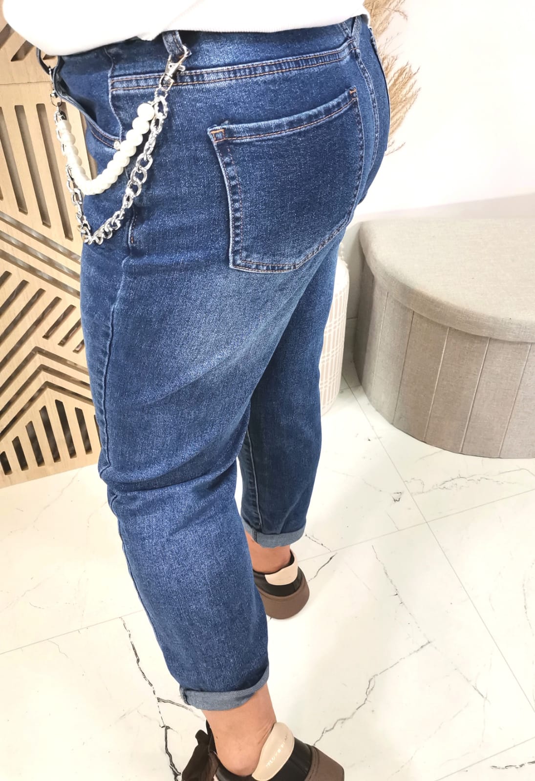 Spodnie jeans na gumce z zawieszką - obrazek 4