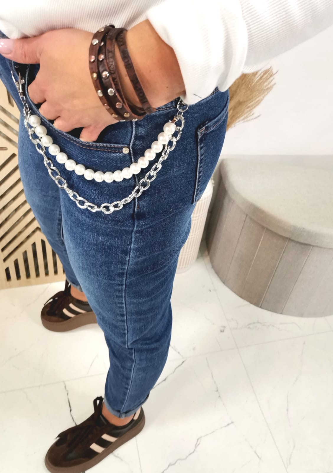 Spodnie jeans na gumce z zawieszką - obrazek 3