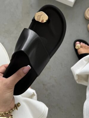 Klapki Black z ozdobą