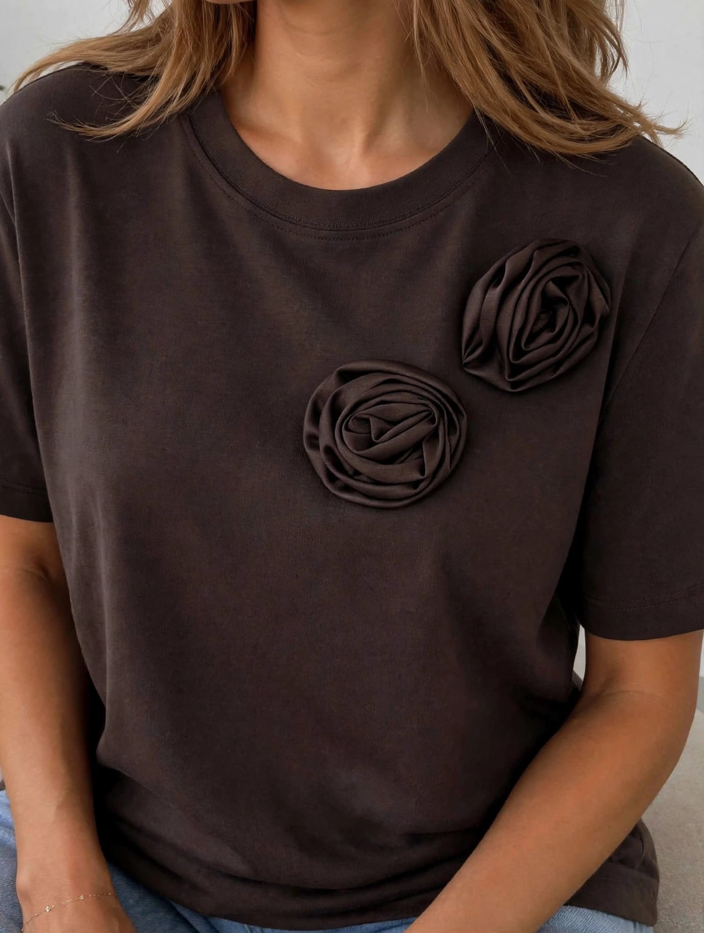 T-shirt Brązowy z kwiatem - obrazek 2